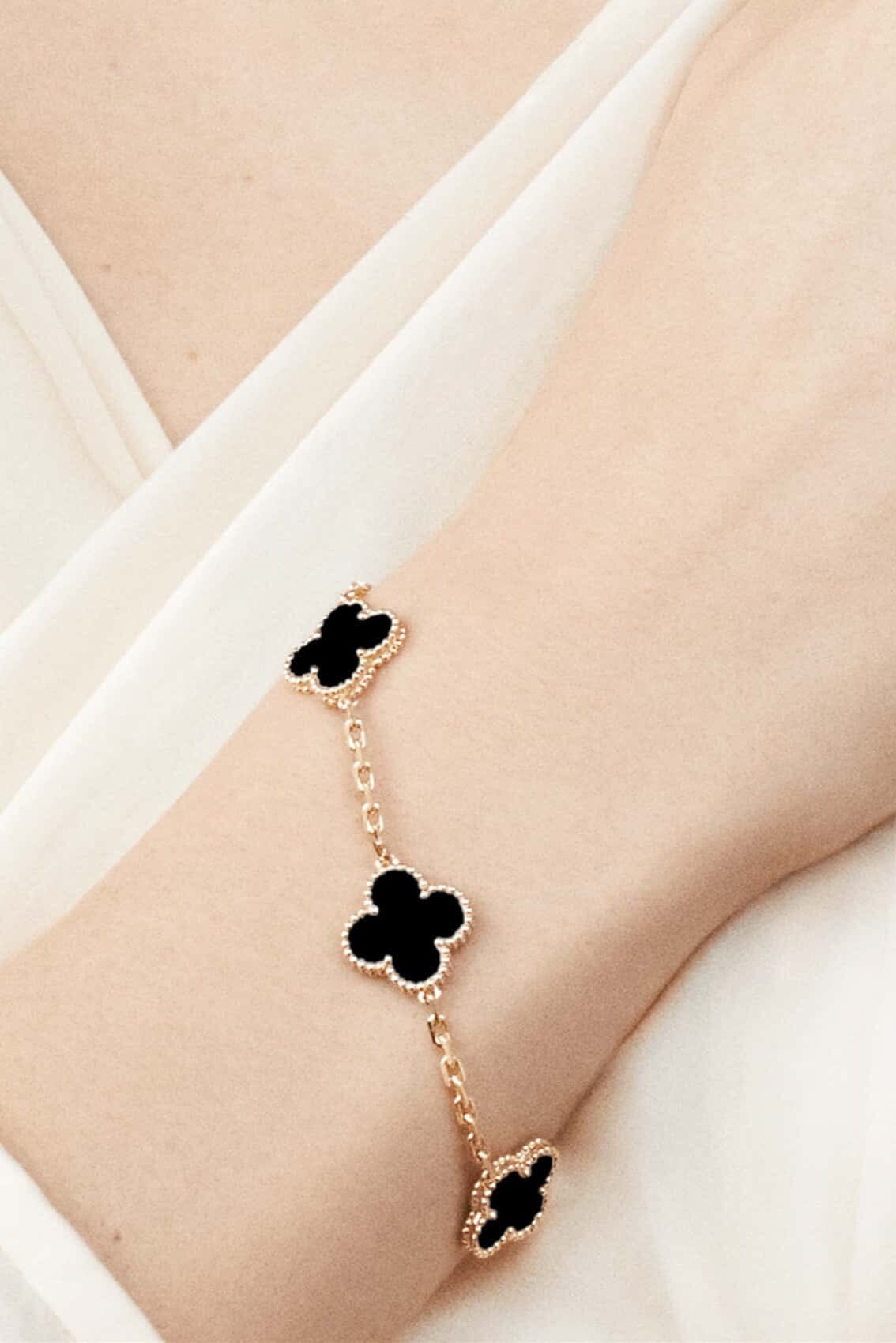 Noémie | Clover Motif and Elegance